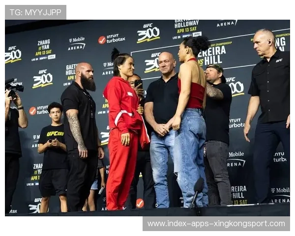 UFC 对手拥抱感人一幕 UFC 对手拥抱感人一幕