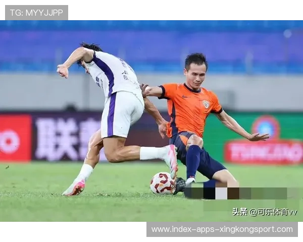 青岛海牛的角球多次造成禁区大乱 青岛海牛的角球多次造成禁区大乱